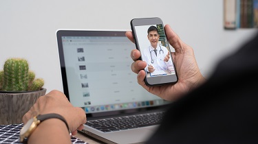 Personne parlant à un médecin via un chat vidéo sur son téléphone portable
