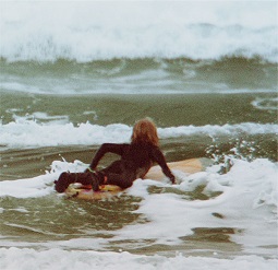 Jeune garçon pagayant sur planche de surf