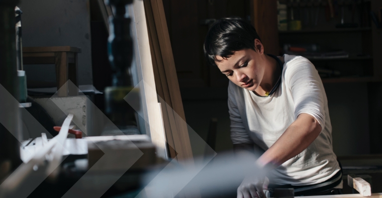 Une menuisière au travail dans un atelier