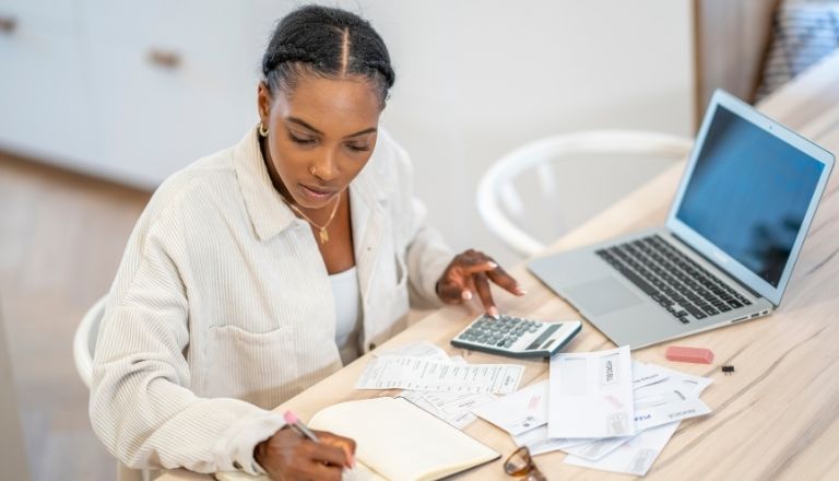 Chef d'entreprise examinant la situation financière et les besoins en trésorerie.