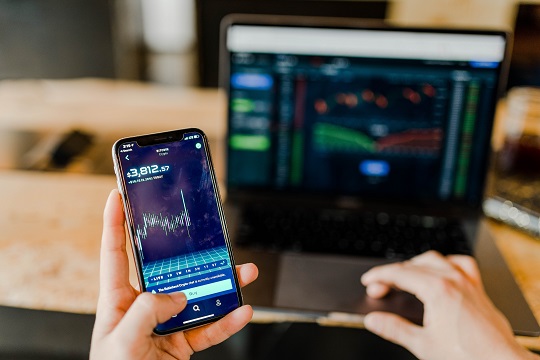 Personne jetant un coup d’œil au marché de la bourse sur son téléphone