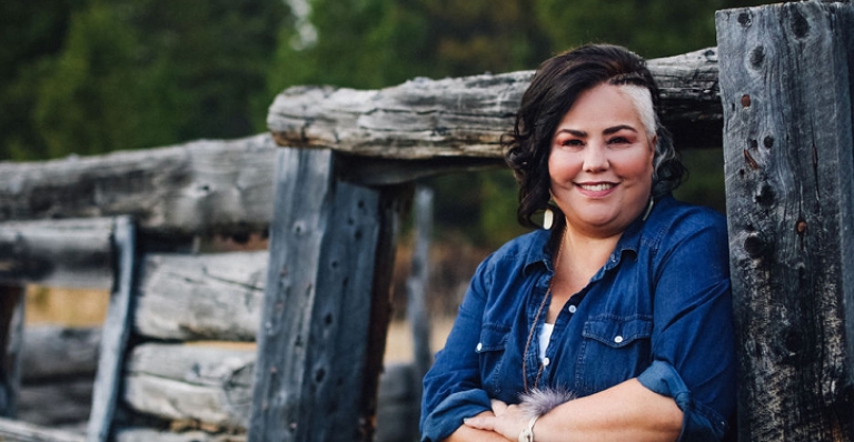 Grâce à son entreprise, The Yukon Soaps Company, Joella Hogan aide les gens à renouer avec leur culture et leur terre.