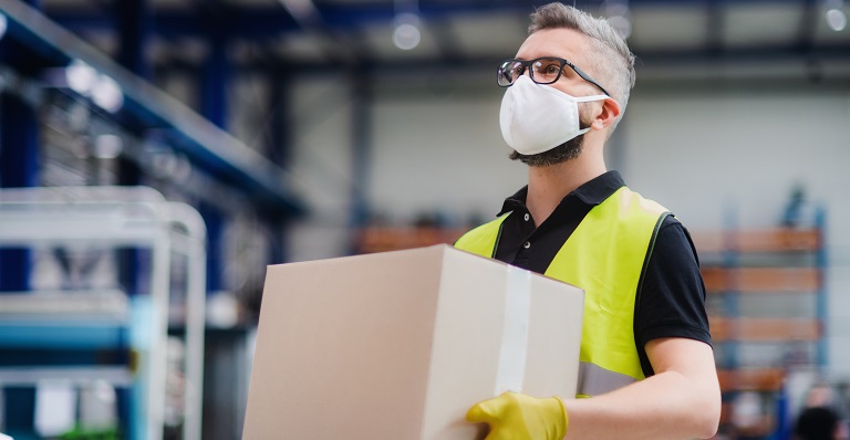 Un employé d'entrepôt transporte des marchandises pour l'expédition