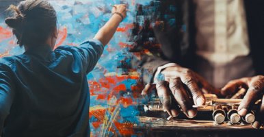 Collage photo d'une artiste féminine peignant sur une grande toile et les mains d'un homme tenant un instrument de musique.
