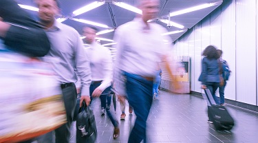 Personnes courant dans un aéroport