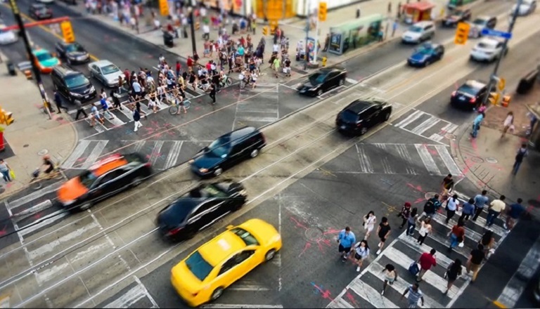 Intersection de rue dans une ville occupe avec des voitures