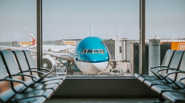 La triste réalité : un avion à l’arrêt dans un aéroport désert
