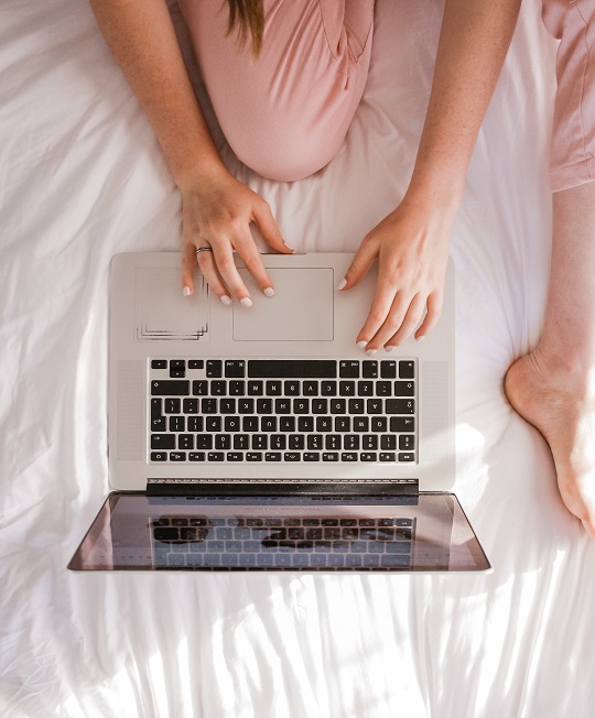 Travailler à la maison en pyjama