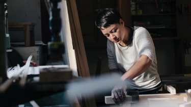 Menuisière travaillant dans un atelier