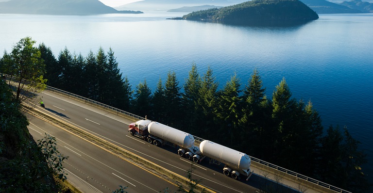 Un camion-citerne sur une autoroute