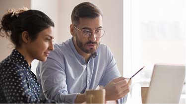 Collègues regardant un moniteur