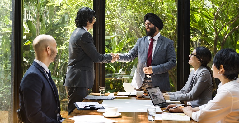 Réunion d’affaires entre entrepreneurs canadiens et indiens.