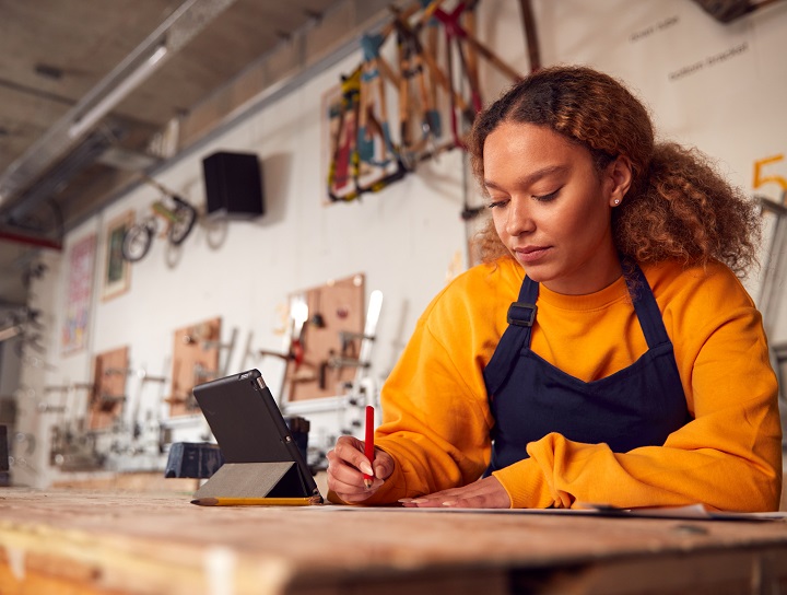 Entrepreneure stressée examinant des comptes