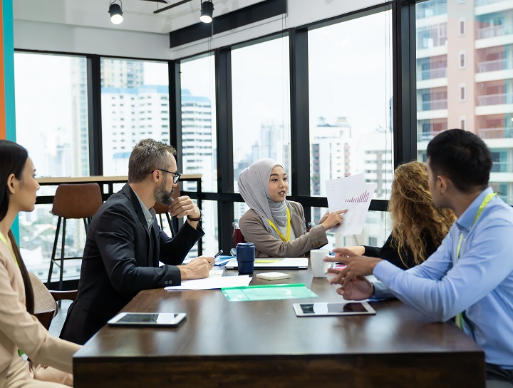 Dirigeants d’entreprise dans une salle de conférence discutant de sujets d’ordre financier