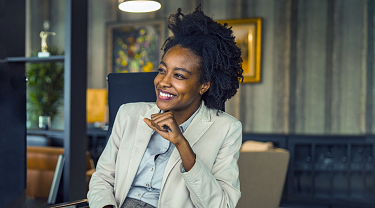 Le propriétaire d'entreprise de belles femmes noires sourit dans la salle de conférence