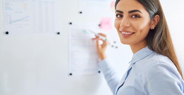 Une femme qui donne une présentation