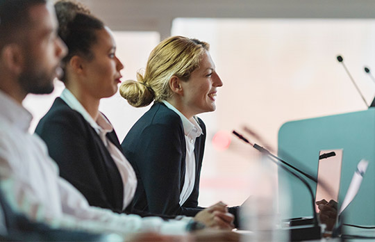 Image de 3 personnes qui discutent, ce qui représente une gouvernance solide veillant à l’intégration de bonnes pratiques ESG.