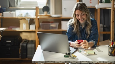 Jeune femme entrepreneur faisant le point sure son inventaire