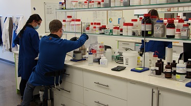 Fluid Energy avait déjà la capacité, les licences et le réseau de fournisseurs, dont des fournisseurs d’emballages, pour pouvoir produire du désinfectant pour les mains.