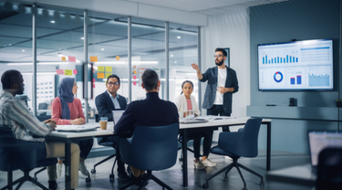 Homme d’affaires dirige un groupe de gestionnaires d’origines diverses dans un bureau.