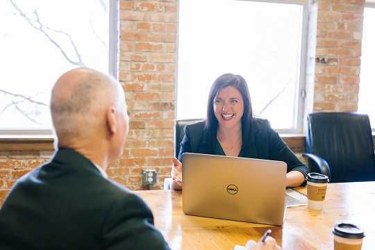 Femme souriant à son client