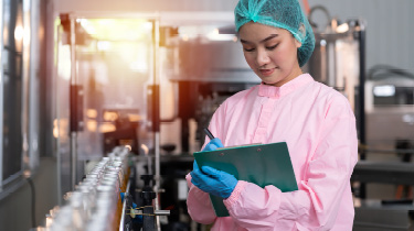 Image de femmes qui effectuent une inspection de santé et de sécurité