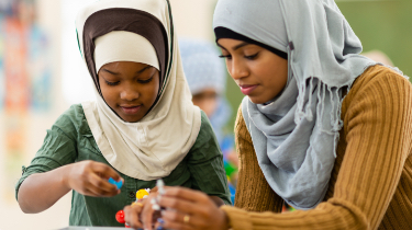 Femme et fille portant un hidjab