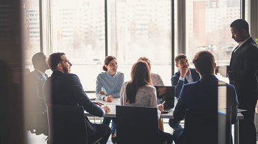 Groupe d’hommes et des femmes dans un réunion de travail