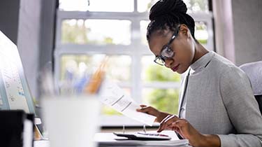 Une femme d’affaires prépare un rapport 