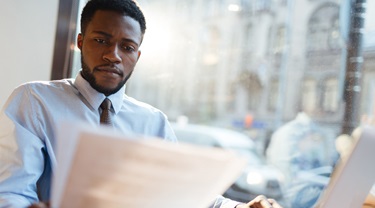 Un jeune professionnel qui examine un contrat international