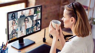 Une femme fait du réseautage avec des gens d’affaires lors d’une rencontre sur Zoom.