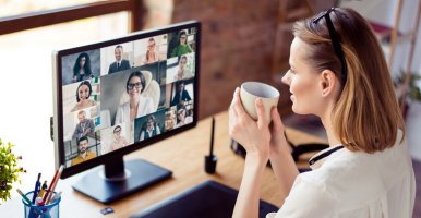 Une femme fait du réseautage avec des gens d’affaires lors d’une rencontre sur Zoom.