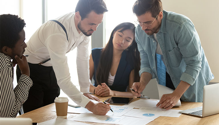 Groupe de personnes travaillant ensemble à une table