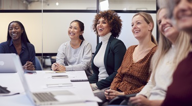 Une salle remplie d’entrepreneures assistant à une présentation.