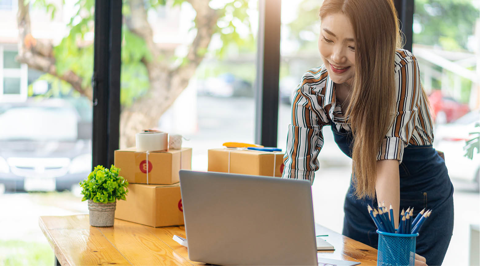 Femme d’affaires travaillant à son bureau