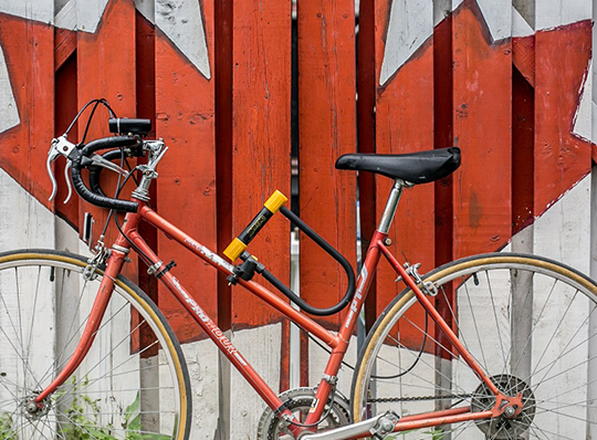 vélo contre cloture peint avec une feuille d’érable