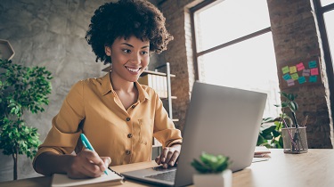 Femme qui suit un cours en ligne