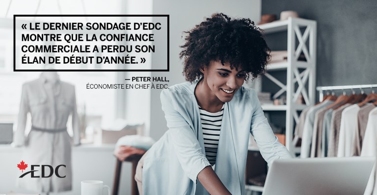 Entrepreneure dans un bureau, travaillant à son ordinateur