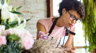 Fleuriste tenant un stylo