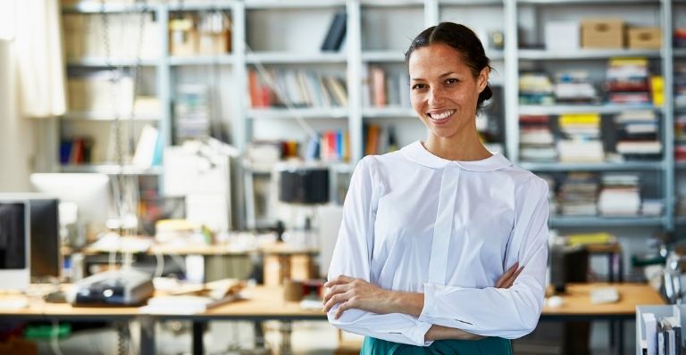 Femme debout avec confiance dans un bureau.