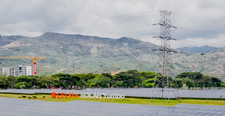 Des panneaux solaires dans l'usine de Celsia à Yumbo, en Colombie