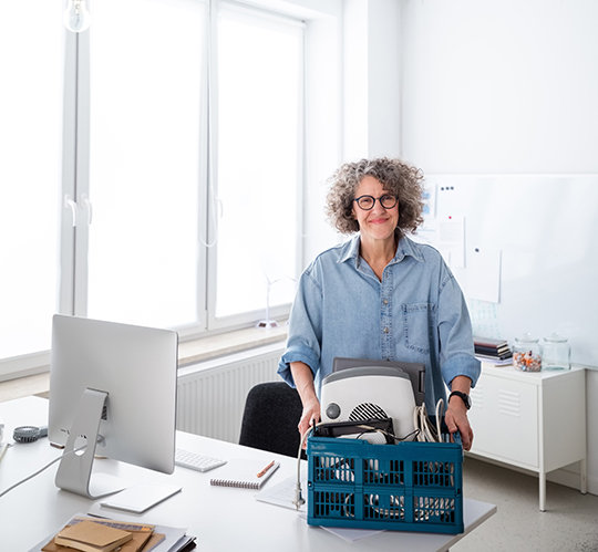 Image d’une femme ramassant des déchets électroniques