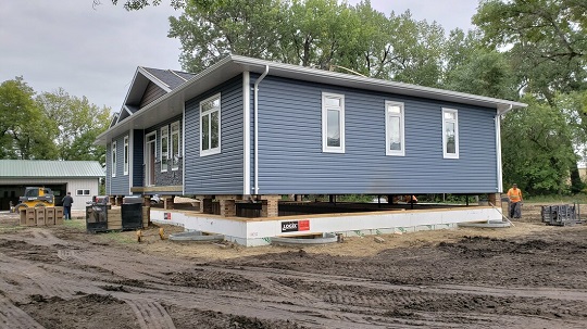 Nouvelle maison posée sur ses fondations