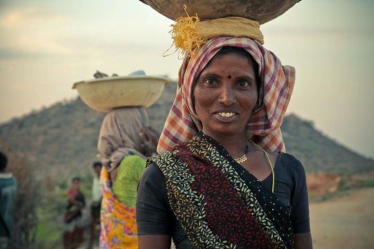 Un client du marché indien sourit.