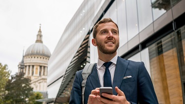 Textes d'homme d'affaires au téléphone avec Londres, Angleterre, toile de fond