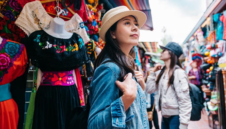 Femmes qui portent des masques et passent en revue le marché mexicain