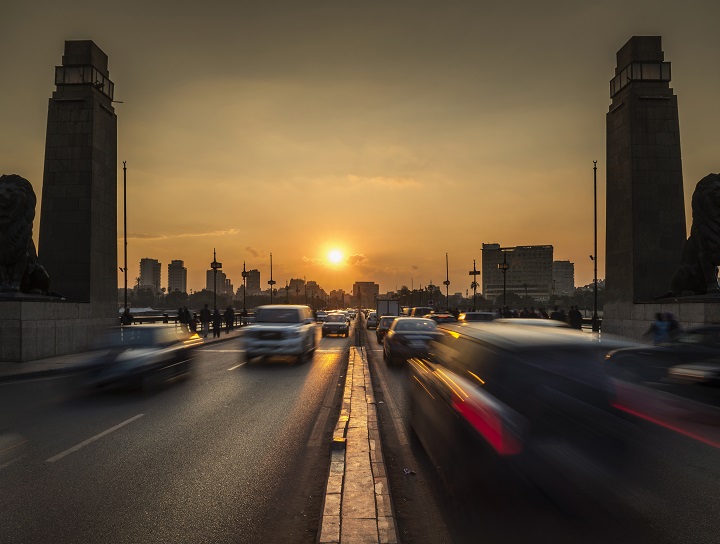Trafic sur le pont du 6 octobre au Caire, en Égypte, au coucher du soleil