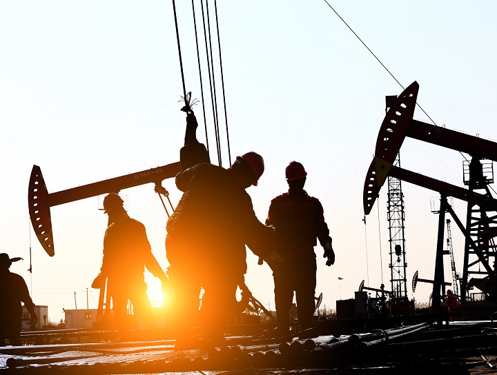 Ouvrier d’une plateforme pétrolière au coucher du soleil