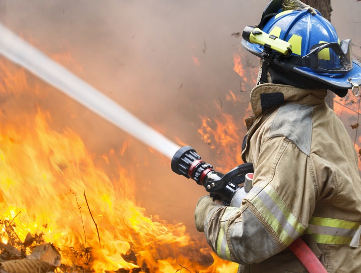 Pompier combattant un incendie de forêt.