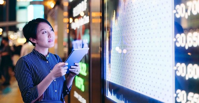 Person viewing financial graph on computer that suggests fluctuating currencies.